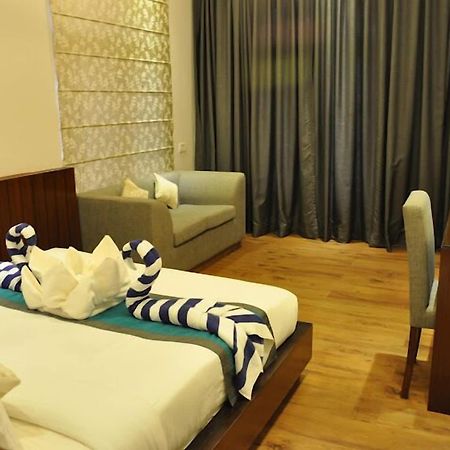 Sukhmantra Resort & Spa Candolim Exterior foto