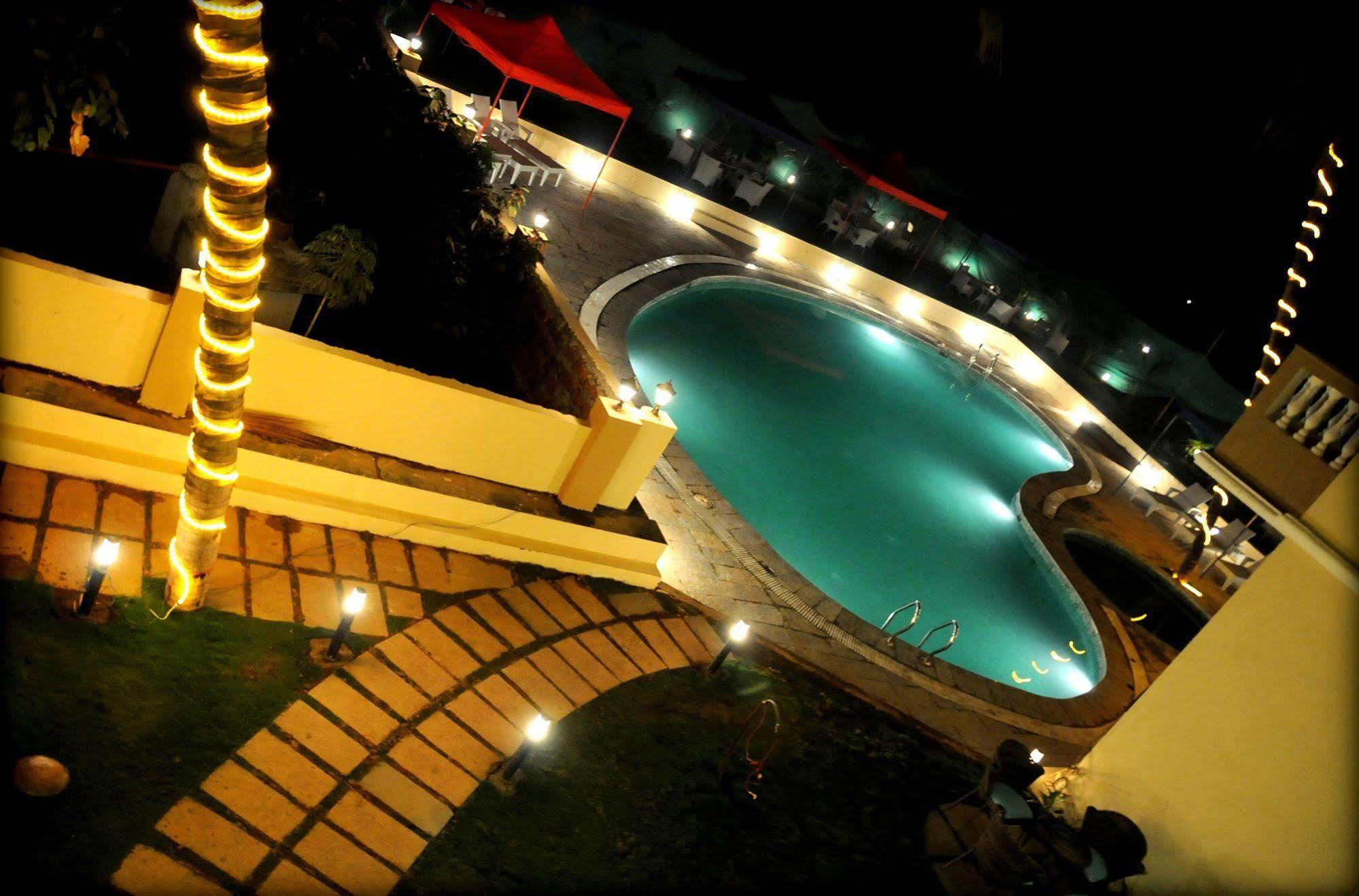 Sukhmantra Resort & Spa Candolim Exterior foto